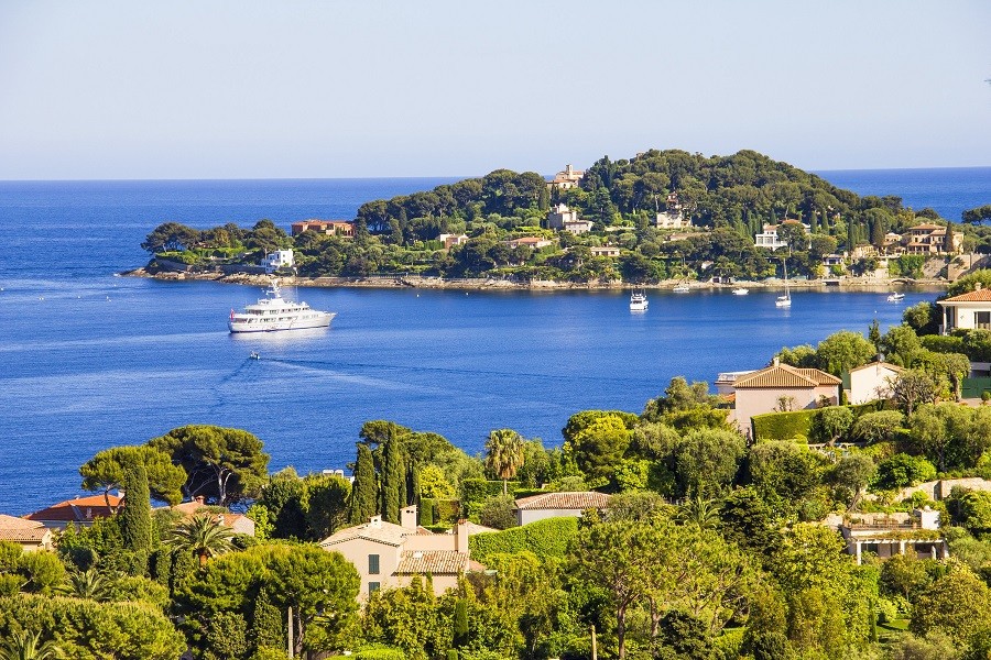 ban-dao-ty-phu-saint-jean-cap-ferrat-voi-dia-the-va-tam-view-tuyet-dep-anh-istock-1664441872.jpg