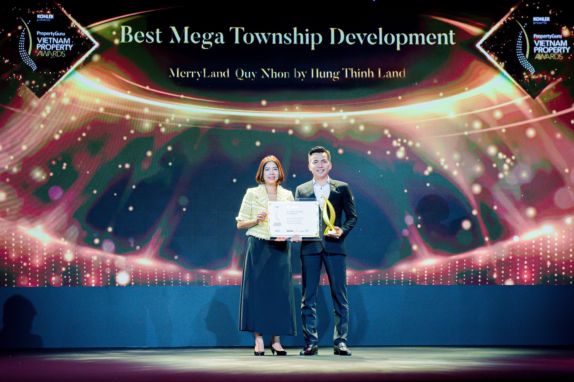 ong-dang-van-vu-duy-dai-dien-tap-doan-hung-thinh-nhan-giai-best-mega-township-development-phat-trien-sieu-do-thi-tot-nhat-danh-cho-merryland-quy-nhon-1666664186.jpg