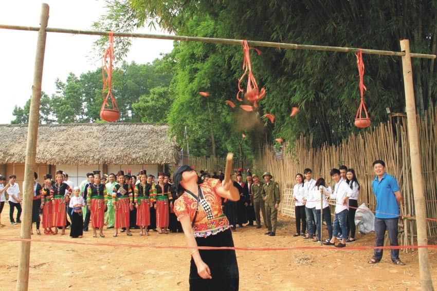 dap-nieu-dat-la-tro-choi-dan-gian-ngay-tet-khong-qua-kho-va-thu-hut-dong-nguoi-tham-gia-anh-internet-1673429627.jpg