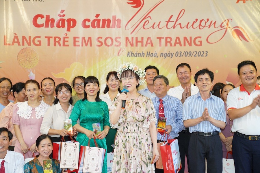 nu-ty-phu-nguyen-thi-phuong-thao-bat-ngo-tham-cac-em-nho-tai-lang-sos-2-1693821583.JPG