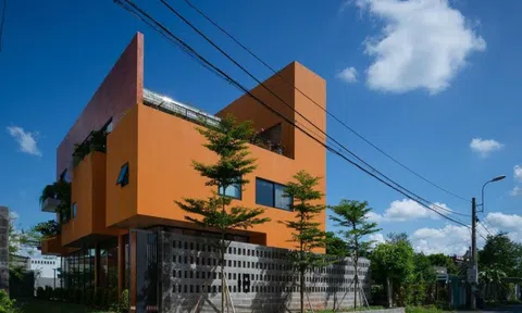 Ngôi nhà màu cam nổi bật với thiết kế "hai trong một"