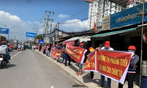 Hơn 200 khách mua dự án Roxana Plaza căng băng rôn để đòi nhà