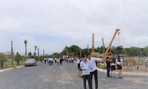 Đua nhau bỏ việc làm “cò đất” và cơn sốt đất từ “miệng cò”