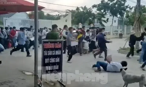 ‘Choáng’ cảnh người dân xô đẩy nhau như 'ong vỡ tổ' để làm sổ đỏ